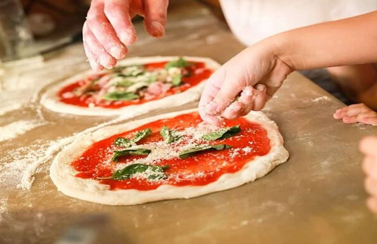 Pizza making class in naples